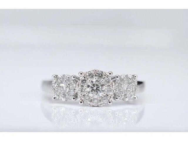 Witgouden trinity ring met diamanten - afbeelding 5 van  7