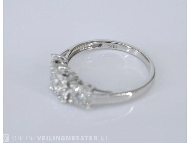 Witgouden trinity ring met diamanten - afbeelding 6 van  7