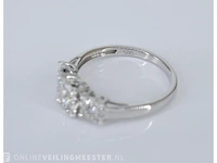 Witgouden trinity ring met diamanten - afbeelding 6 van  7