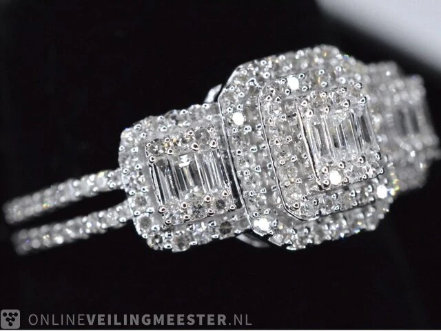 Witgouden trinity ring met diamanten - afbeelding 2 van  7