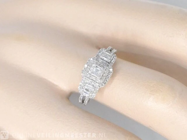 Witgouden trinity ring met diamanten - afbeelding 5 van  7
