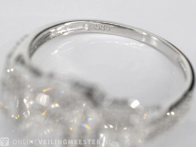 Witgouden trinity ring met diamanten - afbeelding 6 van  7