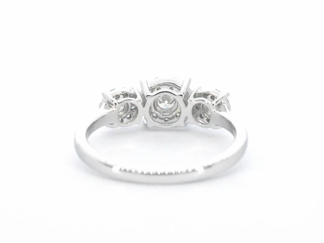 Witgouden trinity ring met diamanten - afbeelding 9 van  11