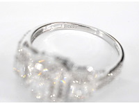 Witgouden trinity ring met diamanten - afbeelding 6 van  6