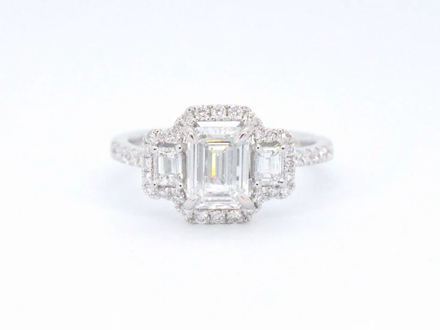 Witgouden trinity ring met een grote emerald cut diamant - afbeelding 5 van  11