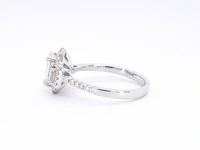 Witgouden trinity ring met een grote emerald cut diamant - afbeelding 7 van  11