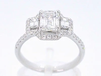 Witgouden trinity ring met een grote emerald cut diamant - afbeelding 8 van  11