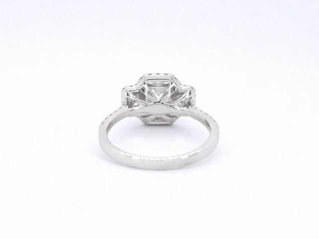 Witgouden trinity ring met een grote emerald cut diamant - afbeelding 9 van  11
