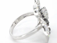 Witgouden vlinder ring met diamanten en zwarte diamanten - afbeelding 2 van  12