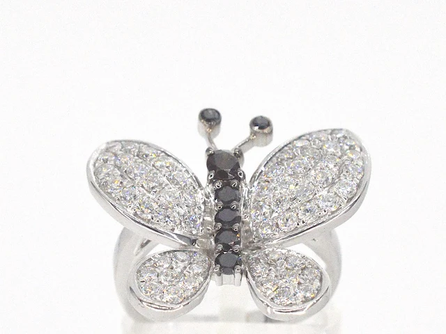 Witgouden vlinder ring met diamanten en zwarte diamanten - afbeelding 1 van  12
