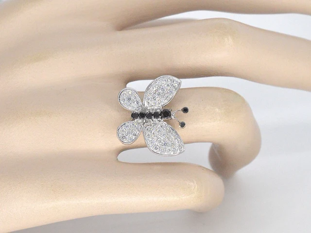Witgouden vlinder ring met diamanten en zwarte diamanten - afbeelding 5 van  12
