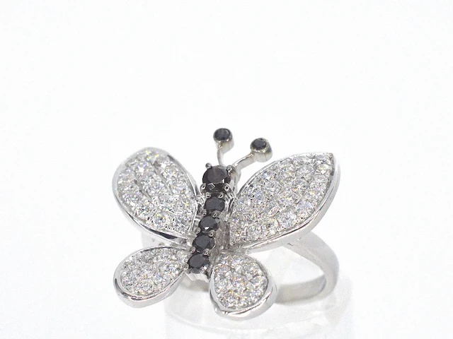Witgouden vlinder ring met diamanten en zwarte diamanten - afbeelding 6 van  12