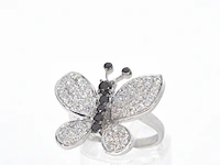 Witgouden vlinder ring met diamanten en zwarte diamanten - afbeelding 6 van  12