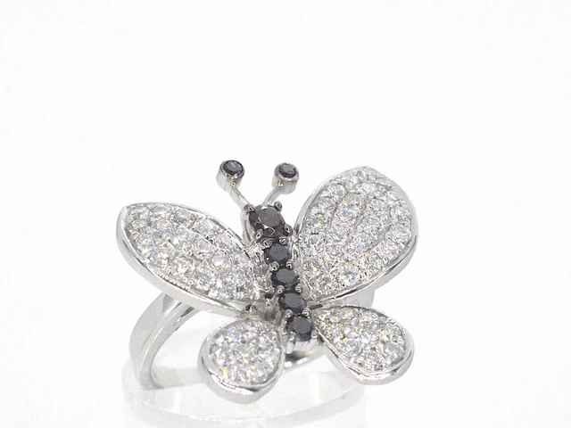 Witgouden vlinder ring met diamanten en zwarte diamanten - afbeelding 7 van  12