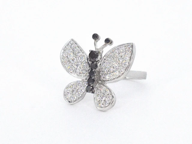 Witgouden vlinder ring met diamanten en zwarte diamanten - afbeelding 11 van  12