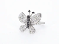 Witgouden vlinder ring met diamanten en zwarte diamanten - afbeelding 11 van  12