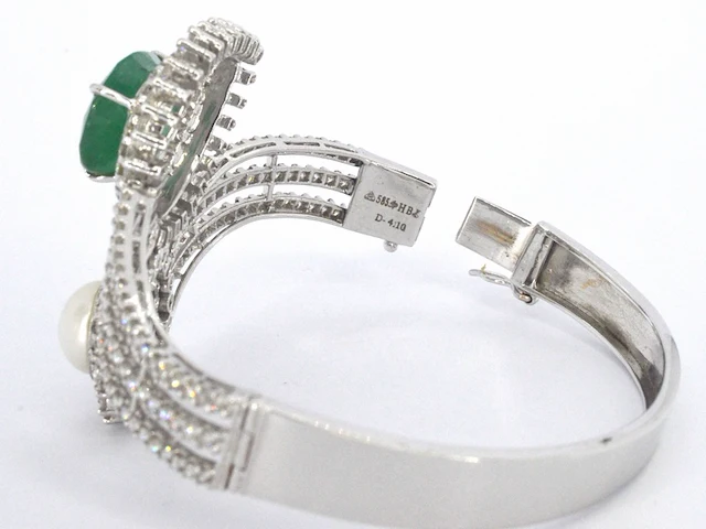 Witouden slagarmband met diamant een grote smaragd en een blister parel - afbeelding 6 van  9