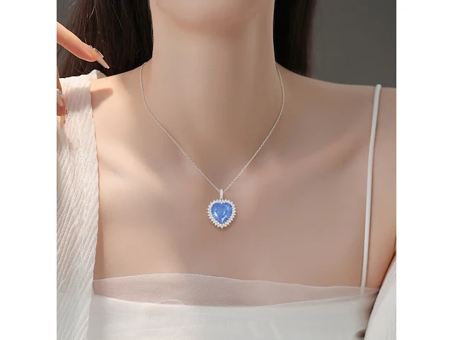 Witte hanger met een grote saffier blauw gekleurde hartvorm edelsteen en witte briljanten excl. ketting - afbeelding 2 van  10
