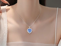 Witte hanger met een grote saffier blauw gekleurde hartvorm edelsteen en witte briljanten excl. ketting - afbeelding 2 van  10