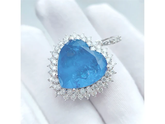 Witte hanger met een grote saffier blauw gekleurde hartvorm edelsteen en witte briljanten excl. ketting - afbeelding 3 van  10