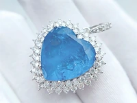 Witte hanger met een grote saffier blauw gekleurde hartvorm edelsteen en witte briljanten excl. ketting - afbeelding 3 van  10