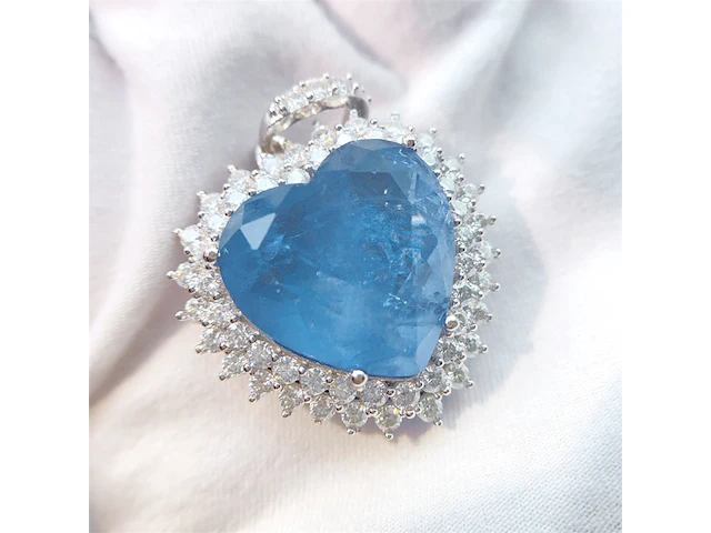 Witte hanger met een grote saffier blauw gekleurde hartvorm edelsteen en witte briljanten excl. ketting - afbeelding 4 van  10