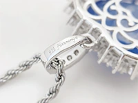 Witte hanger met een grote saffier blauw gekleurde hartvorm edelsteen en witte briljanten excl. ketting - afbeelding 6 van  10