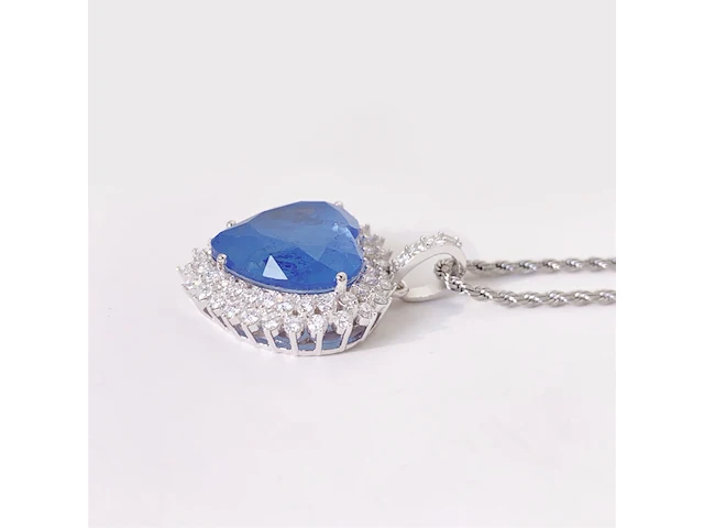 Witte hanger met een grote saffier blauw gekleurde hartvorm edelsteen en witte briljanten excl. ketting - afbeelding 7 van  10