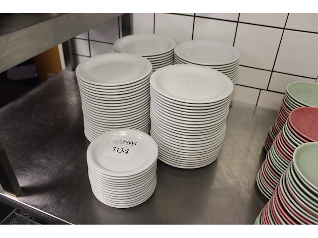 Witte porseleinen borden in diverse maten ruim 100 stuks - afbeelding 1 van  2