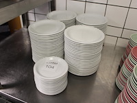 Witte porseleinen borden in diverse maten ruim 100 stuks - afbeelding 1 van  2