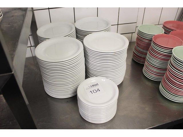 Witte porseleinen borden in diverse maten ruim 100 stuks - afbeelding 2 van  2