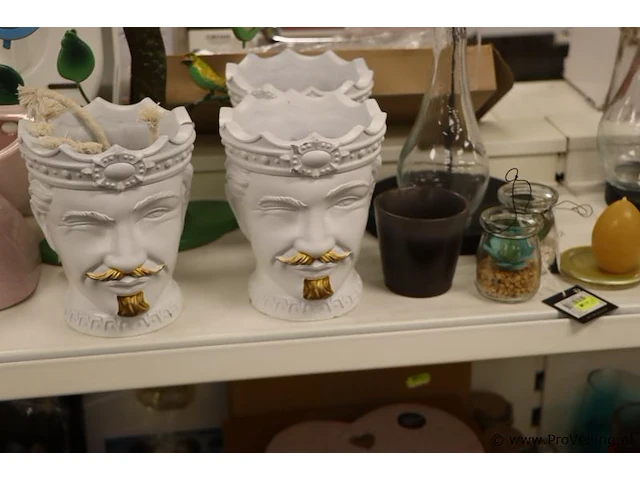 Woondecoratie bestaande uit o.a. glazen karaf, vaas & bloempotten - afbeelding 2 van  4