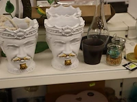 Woondecoratie bestaande uit o.a. glazen karaf, vaas & bloempotten - afbeelding 2 van  4