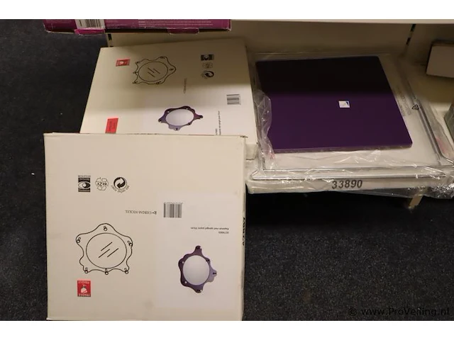 Woondecoratie bestaande uit o.a. kapstok met spiegel & bijzettafel - afbeelding 1 van  4
