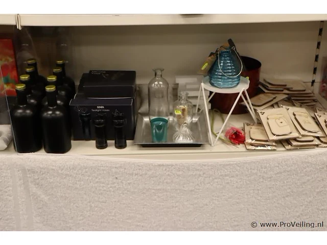 Woondecoratie bestaande uit o.a. theelicht vaasjes, verlichting - afbeelding 1 van  8