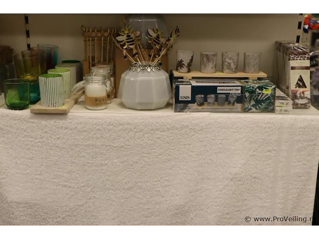 Woondecoratie bestaande uit o.a. vaasjes, kaarshouders, geurkaarsjes & waxinelichthouders - afbeelding 1 van  5