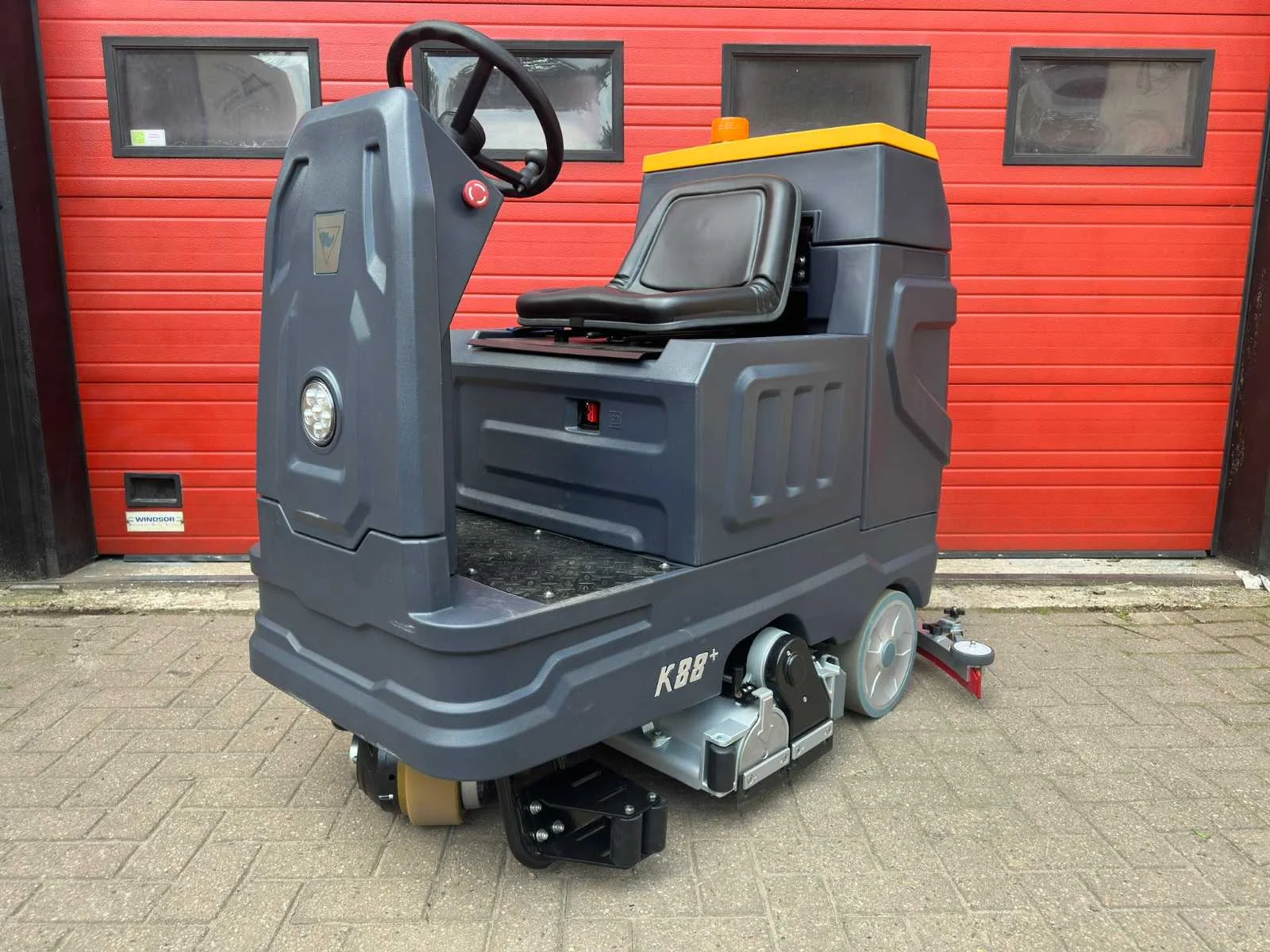 Woonunits, hoogwerkers, tuinmachines, generatoren en gereedschappen