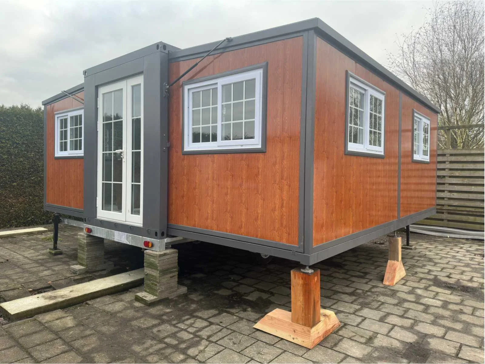 Woonunits, opslag shelters, generatoren, tuinmachines en gereedschappen