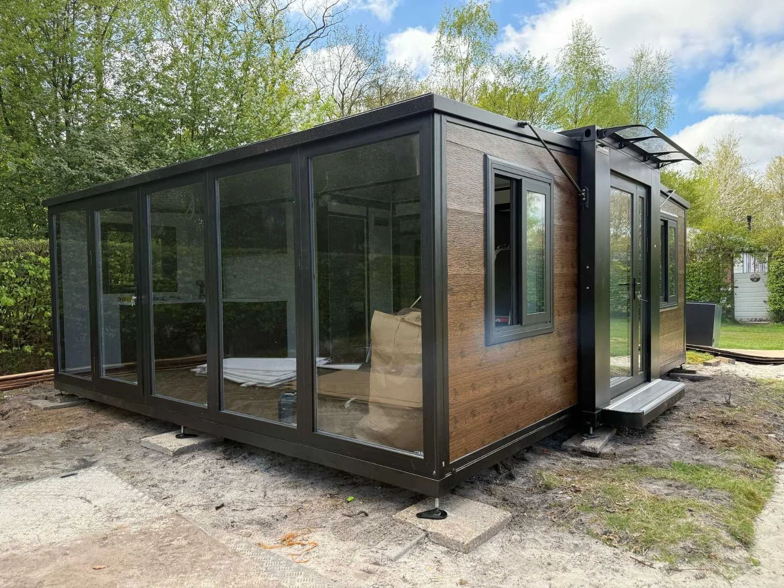 Woonunits, opslag tenten, tuinmachines en gereedschappen