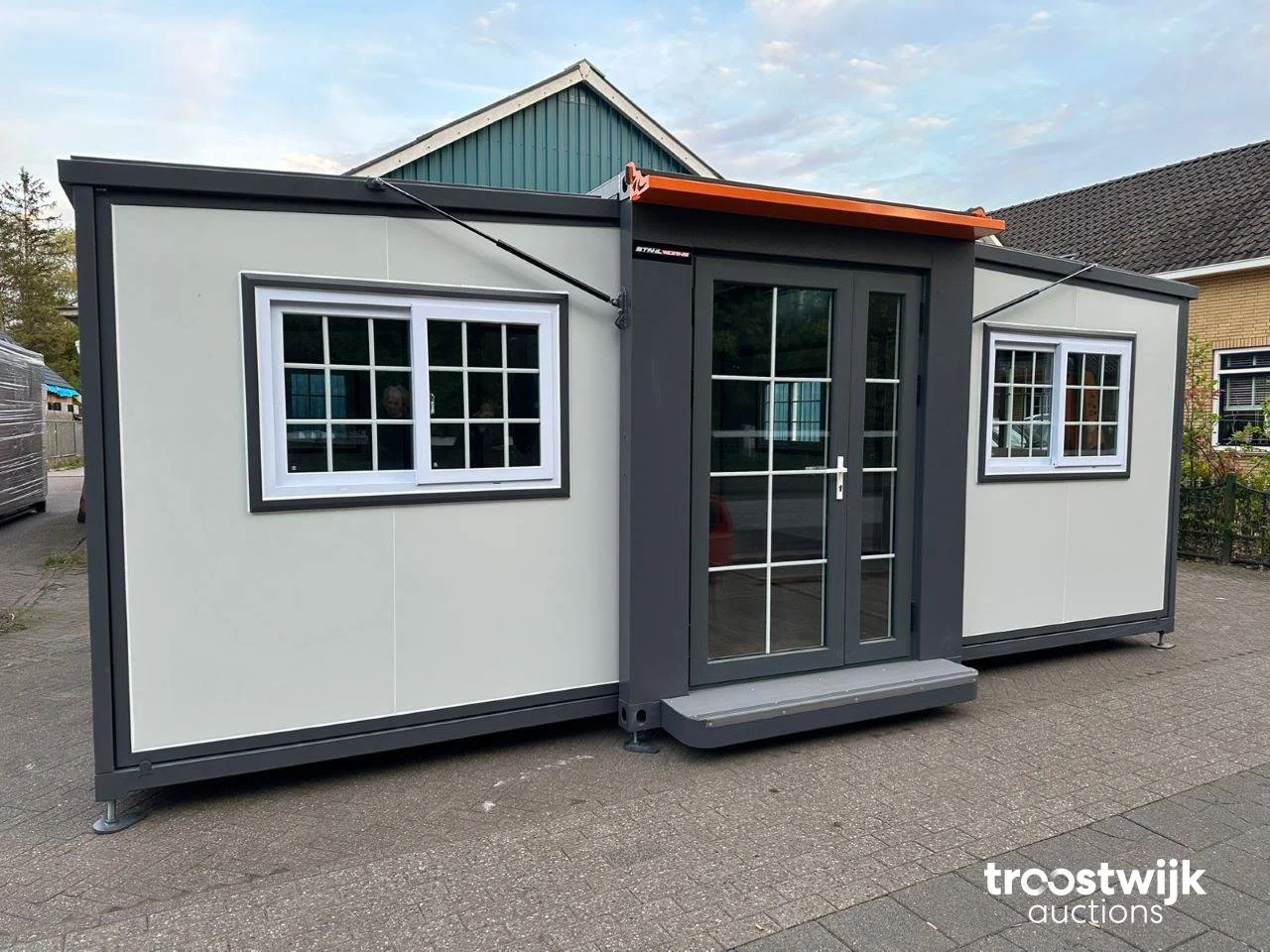 Woonunits, opslagtenten, sanitair units, toegangspoorten en gereedschappen