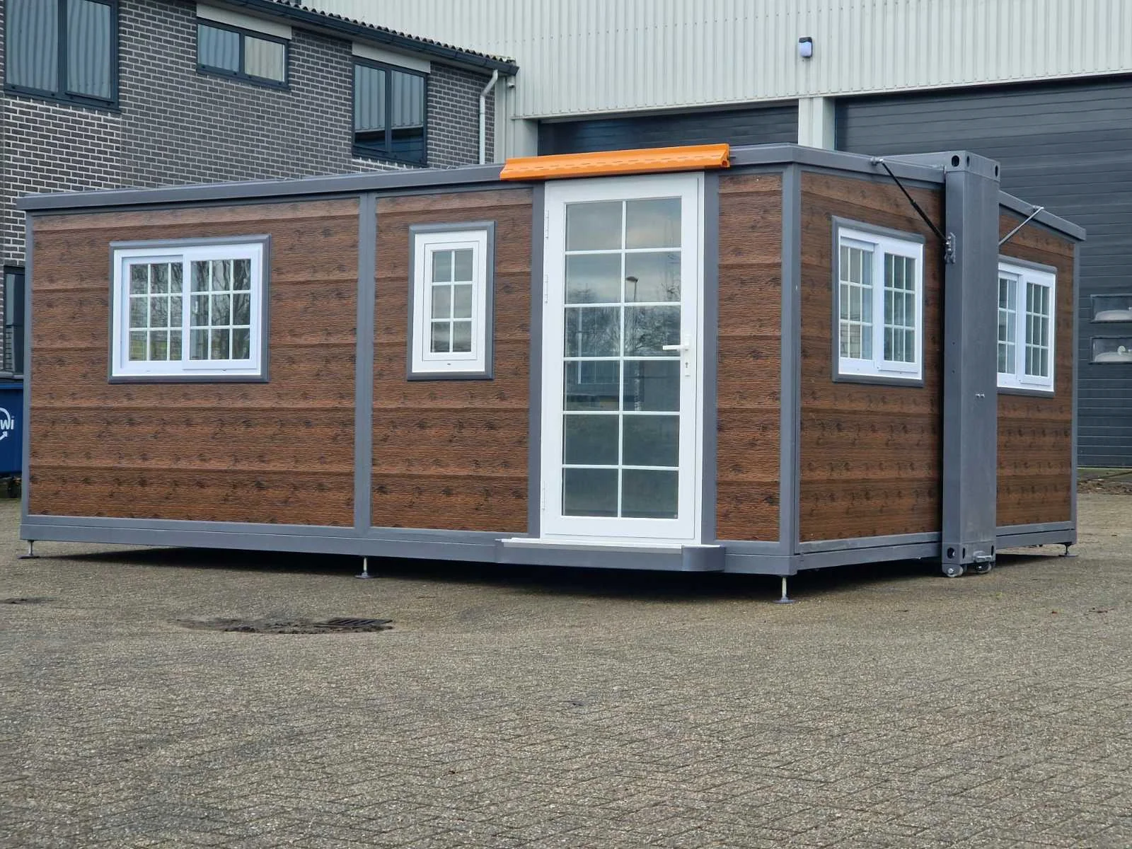 Woonunits, wanddecoratie, opslagtenten en tuinmachines