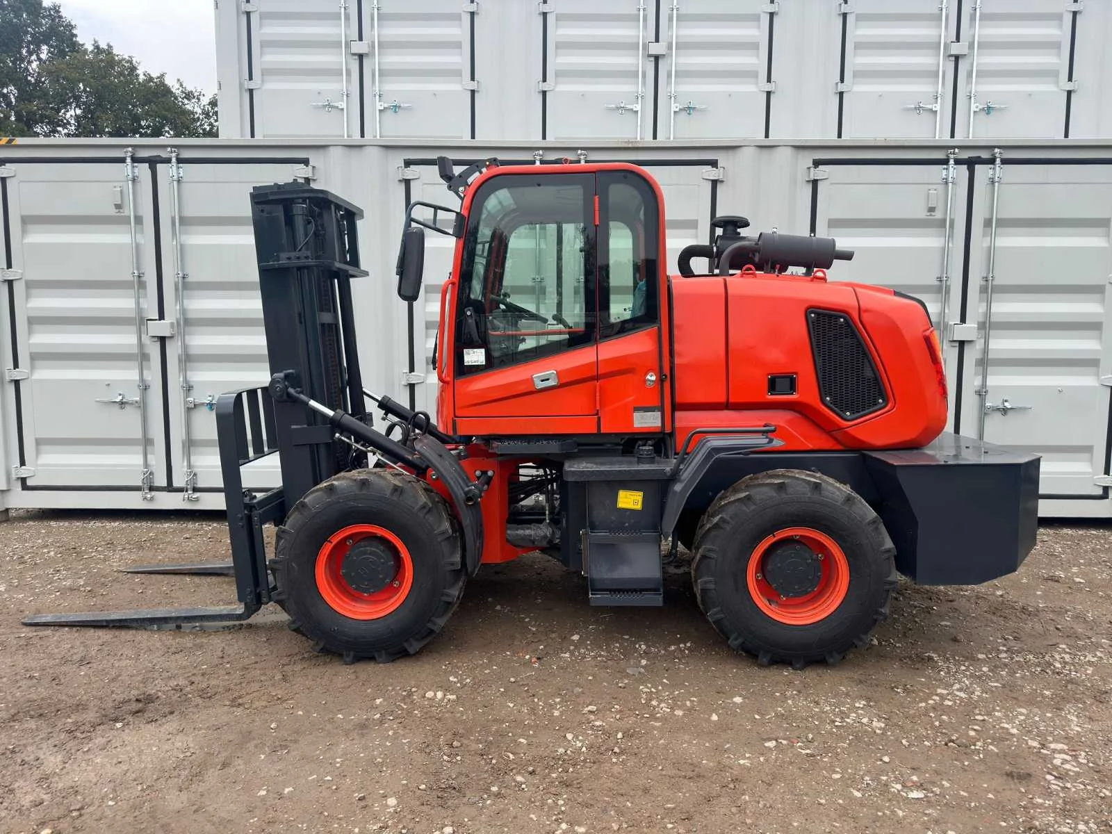 Woonunits, wielladers, generatoren, tuinmachines en gereedschappen