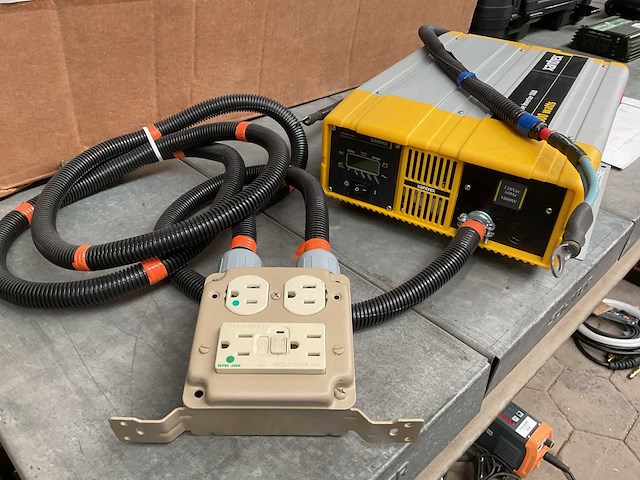 Xantrex 1800 sine wave inverter - afbeelding 6 van  6