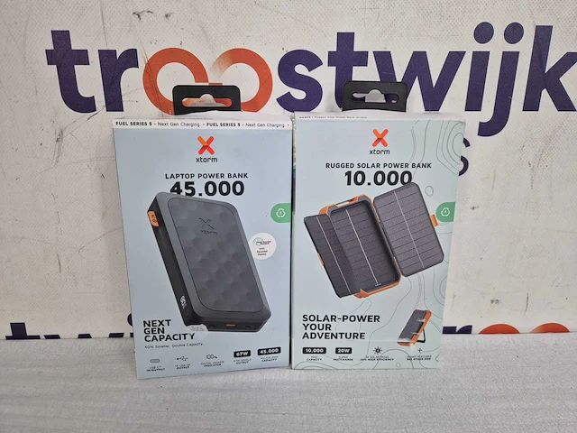 Xtorm fuel series 5 (45000mah) en xtorm powerbank zonneenergie (10000 mah) - afbeelding 2 van  2