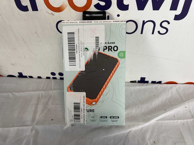 Xtorm rugged powerbank - 20000mah - waterdicht - zaklamp - 35w - usb c en usb a - oranje - afbeelding 2 van  2