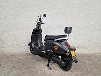 Yadea - elektrische bromscooter - m6l - 45km uitvoering fpj66k - afbeelding 6 van  9