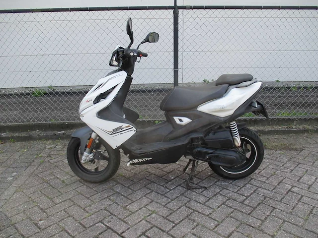 Yamaha - bromscooter - aerox r sport technology injectie - scooter - afbeelding 1 van  11