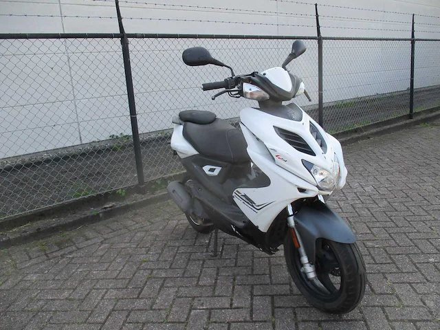 Yamaha - bromscooter - aerox r sport technology injectie - scooter - afbeelding 7 van  11
