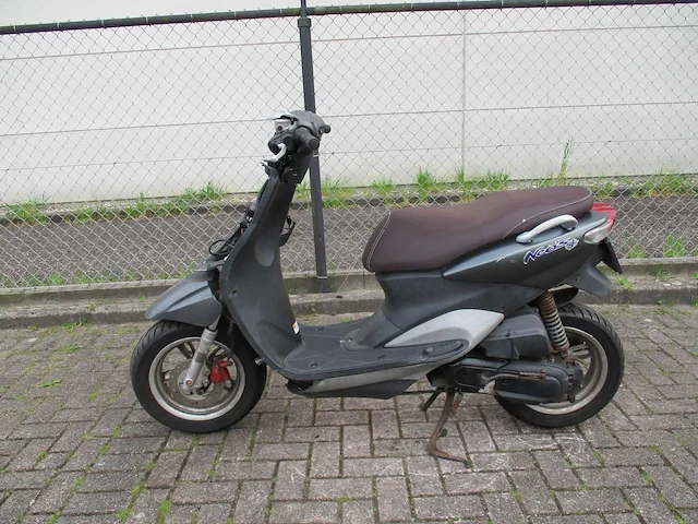 Yamaha neo's (scooter alleen bedoeld voor onderdelen!) - bromscooter - injectie - scooter - afbeelding 1 van  11