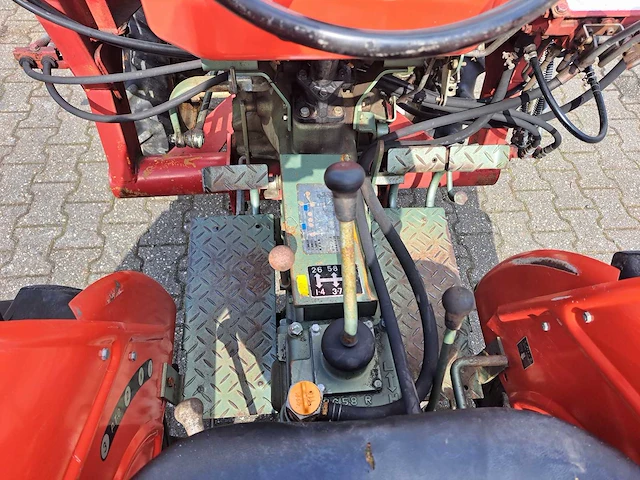 Yanmar - 2000d - vierwielaangedreven landbouwtractor - afbeelding 2 van  12